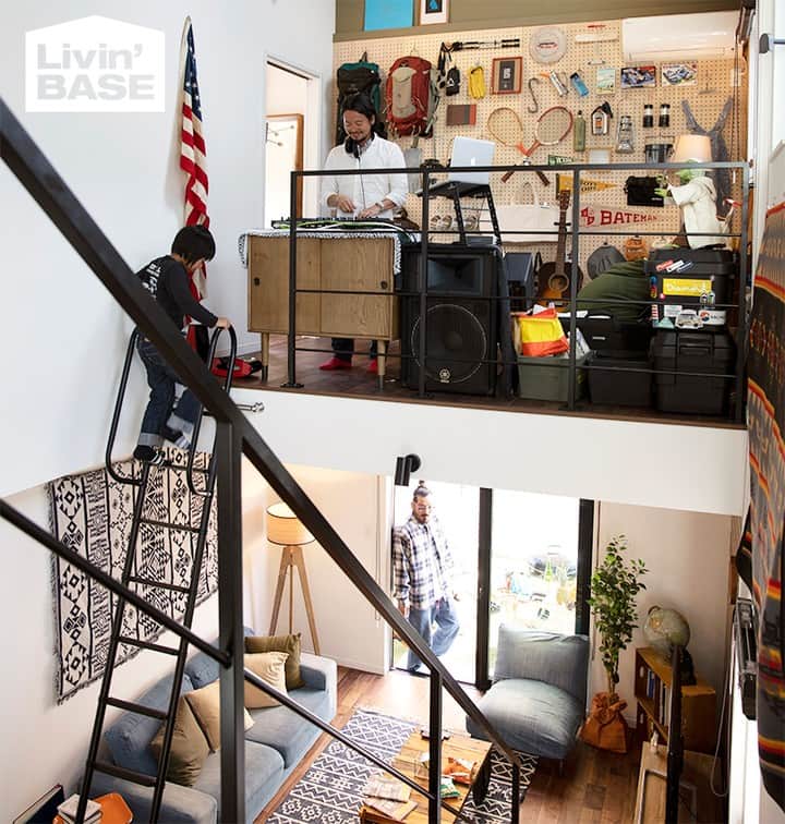 suzukuri さんのインスタグラム写真 - (suzukuri Instagram)「【GO OUTの家”Livin’ BASE”】⁠ ．⁠ 「Livin' BASEの」の最大の魅力は、室内に設けられた「基地／BASE」と呼ばれる空間。⁠ ･⁠ そんな秘密基地へ行く道は、２通り。⁠ ２階へ続く階段か、リビングからハシゴを使うか。⁠ ･⁠ 秘密基地へ行くなら「ハシゴ」を使って、ワクワク感を楽しんで見てはいかがでしょうか？⁠ ･⁠ ただいま、広島のモデルハウスにて絶賛展示中です。⁠ ※小さいお子様が登られる際は、保護者の方と一緒にお願いいたします。⁠ ．⁠ ．⁠ ▶アウトドアファッション誌「GO OUT」と考えた家、「Livin' BASE」が完成！詳細はプロフィールリンクから @suzukuri.official⁠ ･⁠ ･⁠ #goout⁣ #livinbase ⁣#リヴィンベース⁣ #基地⁣ #base ⁣#DJブース #ホームパーティ⁣#リビング #インダストリアルテイスト ⁣#ヴィンテージテイスト⁣ #男前インテリア⁣ #暮らしのアイデア⁣ #暮らしを楽しむ⁣ #新モデル #企画住宅 #規格住宅 #家づくり #マイホーム #マイホーム計画中 #新築 #一戸建て #住宅 #住まい #暮らし #ライフスタイル #間取り #suzukuri #趣味部屋 #ロフト #ハシゴ」10月21日 12時00分 - suzukuri.official