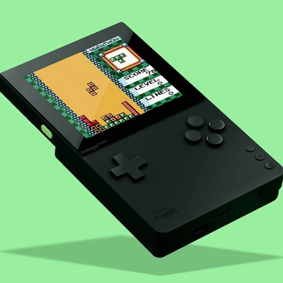 のインスタグラム：「@hypebeastsgaming : ゲームボーイを現代的にアップデートした Analogue Pocket が登場。ゲームボーイの互換機として制作された本プロダクトは、ゲームボーイ、ゲームボーイカラー、ゲームボーイアドバンスでリリースされた2780本以上のタイトルに対応可能。⁠⠀ ▶︎詳細はプロフィールリンクから⁠⠀ Photo: ANALOGUE」