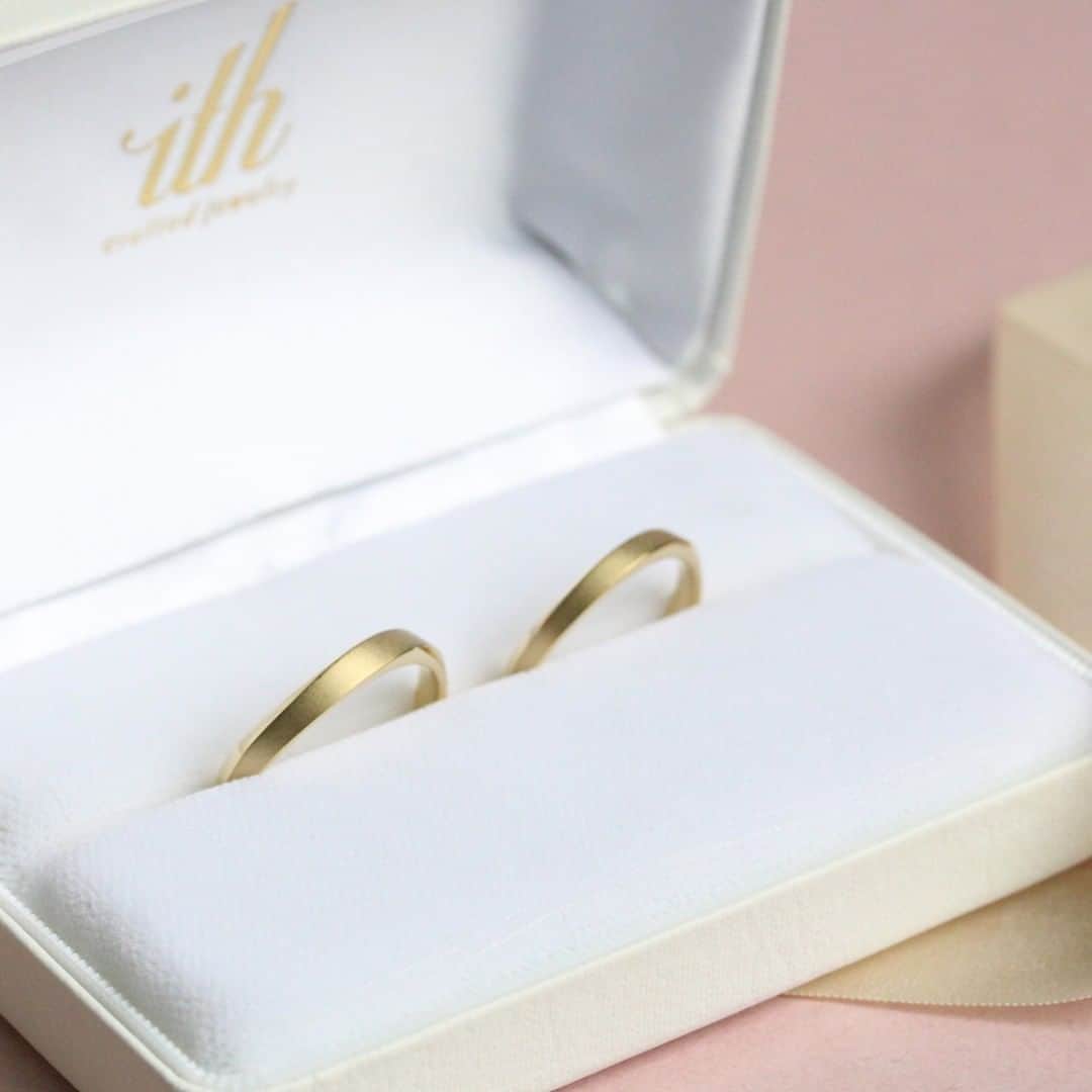 ith / イズ オーダメイド結婚指輪さんのインスタグラム写真 - (ith / イズ オーダメイド結婚指輪Instagram)「お揃いのゴールドの指輪を お探しだったお二人。 . 指あたりが優しく、 着け心地がいいことも重視していました。 . マットと光沢が半分ずつ入って メリハリのついたデザインになりましたね。 . . ▽ 指輪について 結婚指輪(男性)：ヴィバーチェ K18YG：126,000円〜 . 結婚指輪(女性)：ヴィバーチェ K18YG：158,000円〜 . . 公式ハッシュタグ🤳✨ #イズマリッジ . . #結婚指輪 #婚約指輪 #プロポーズ  #マリッジリング #エンゲージリング  #指輪 #ダイヤモンド #ブライダルリング #婚約 #プレ花嫁 #ペアリング #指輪選び  #ウェディングドレス #ナチュラルウェディング  #指輪探し #結婚指輪探し #ゴールドリング  #オーダーメイドリング #結婚指輪オーダー #オーダーメイド #花嫁 #カーブ #2019冬婚 #2020春婚 #2020夏婚 #一生もの #K18 #ゴールド﻿」10月21日 12時10分 - ith_marriage