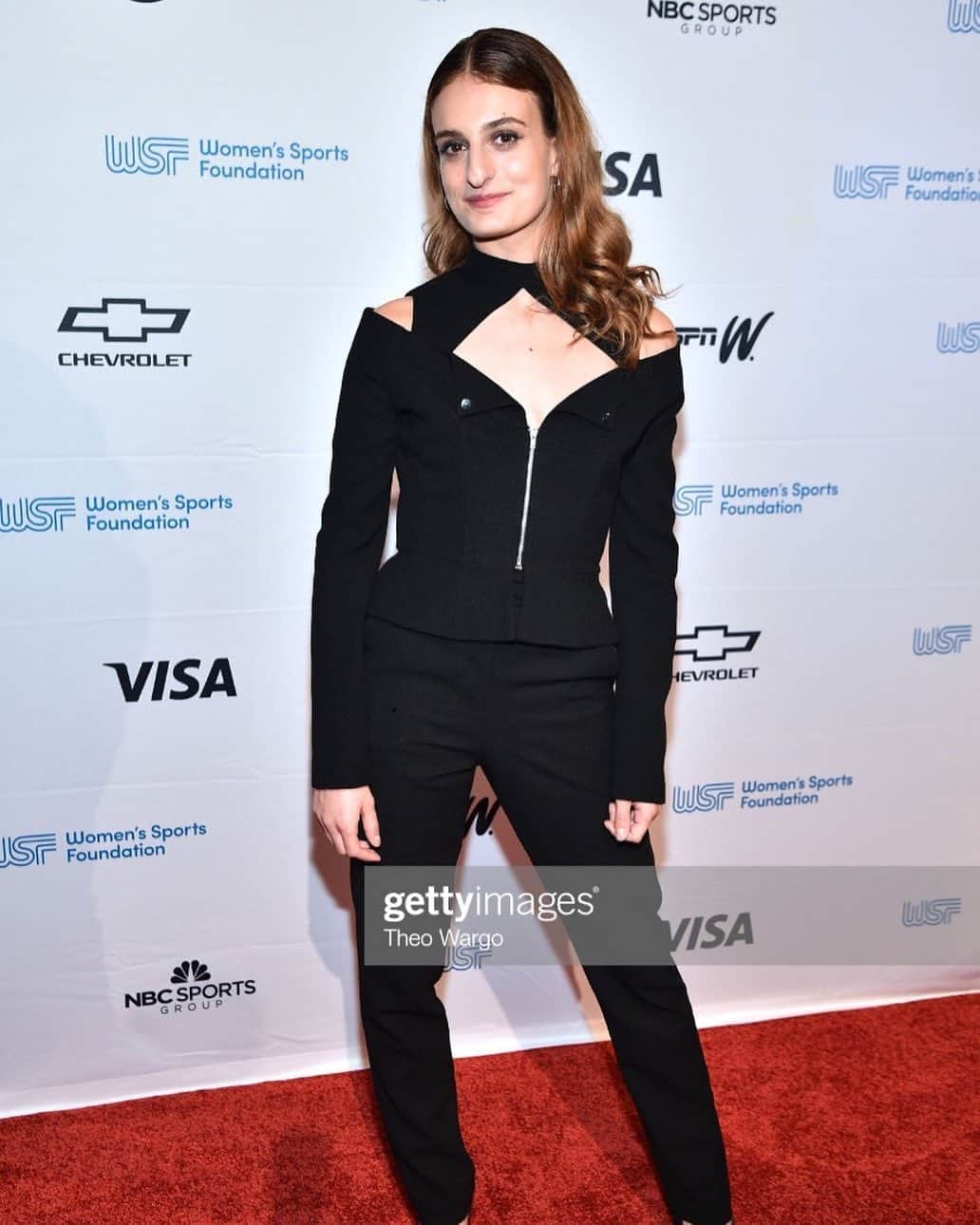 ガブリエラ・パパダキスのインスタグラム：「⚡️ Last Wednesday at the @womenssportsfoundation award ceremony in NYC. Thank you so much for the nomination and the privilege of assisting to the event and being surrounded by a bunch of incredible, amazing, inspiring female athletes. ⚡️ wearing @roch.colbourne」