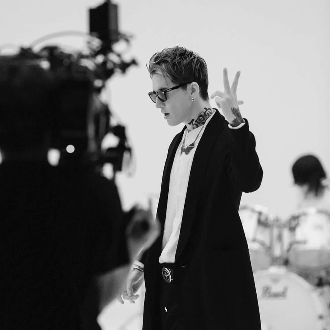 のインスタグラム：「. 先週、新曲のMV撮影をしてきました 🎬💫 今回の楽曲テーマは「踊れるロック」⚡︎⚡︎⚡︎ 音も映像もかなり良い仕上がりになると思います🔸 公開は来月頭を予定しております👍🏻 . The other day, I've been shooting MV for a new song!! The theme of this song is “Dancing Rock”!! The release is scheduled for the beginning of next month!!!」