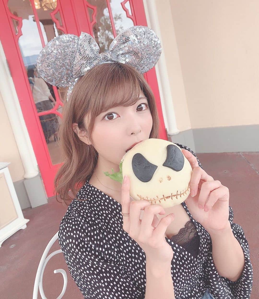 のインスタグラム：「最近パンにハマっておりまして。。🥐﻿ ﻿ 美味しいお店あったら教えて下さいませ🤭﻿ ﻿ ディズニーにも可愛いパン沢山ありました。﻿ ﻿ ﻿ これから撮影行ってきます！﻿ また詳細はお知らしますね。﻿ ﻿ 今週も頑張りましょ🥴﻿ ﻿ ﻿ ﻿ ﻿ ﻿ ﻿ ﻿ ﻿ ﻿ ﻿ ﻿ #japan #tokyo #japanese #model #dハロ  #girl #fashion  #西谷麻糸呂 #modeling #日本  #selfie#cute #ファッション #ootd #coordinate #コーディネート #作品撮り#instagood #instamood #Disneyland #ディズニーランド　#ディズニー　#ディズニーコーデ　#ハロウィン　#ディズニーハロウィン　#halloween #disneylandtokyo #disneyhalloween #tokyodisneyland #彼女とデートなうに使っていいよ」