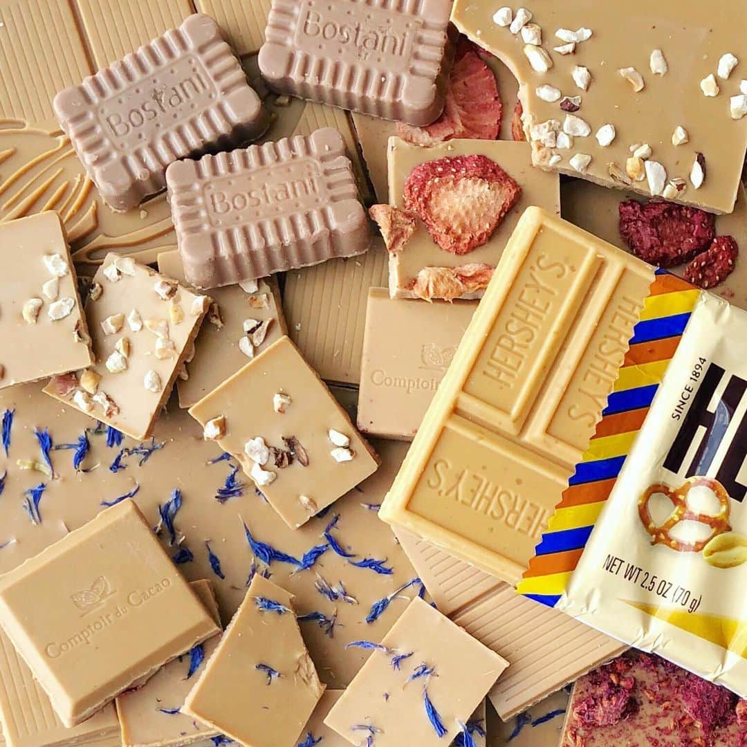 プラザ/PLAZAさんのインスタグラム写真 - (プラザ/PLAZAInstagram)「今回PLAZAに初登場❤️「ブロンドチョコレート」✨フランスのあるチョコレートメーカーで、ホワイトチョコレートの製作途中で誤って焦がしてしまったことで偶然できたチョコレートがブロンドチョコレートと言われています👀✨ビスケットやキャラメルのような香ばしい風味が特徴💓ぜひお試しください😍 . #PLAZAチョコ # CHOCOLATE #チョコレート #チョコ #blondchocolate #ブロンドチョコレート #ブロンドチョコ #PLAZA #プラザ #MINiPLA #MINIPLA #ミニプラ @plazastyle」10月21日 12時19分 - plazastyle