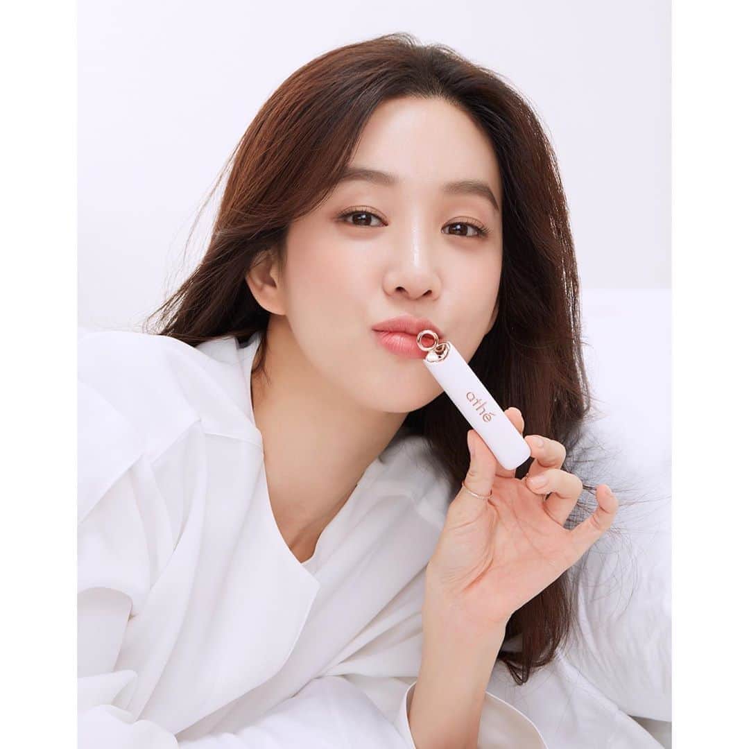 チョン・リョウォンのインスタグラム：「. 당신만의 아름다움은 무엇인가요 .  #athe #MyAuthenticBeauty  #아떼 #마이어센틱뷰티」