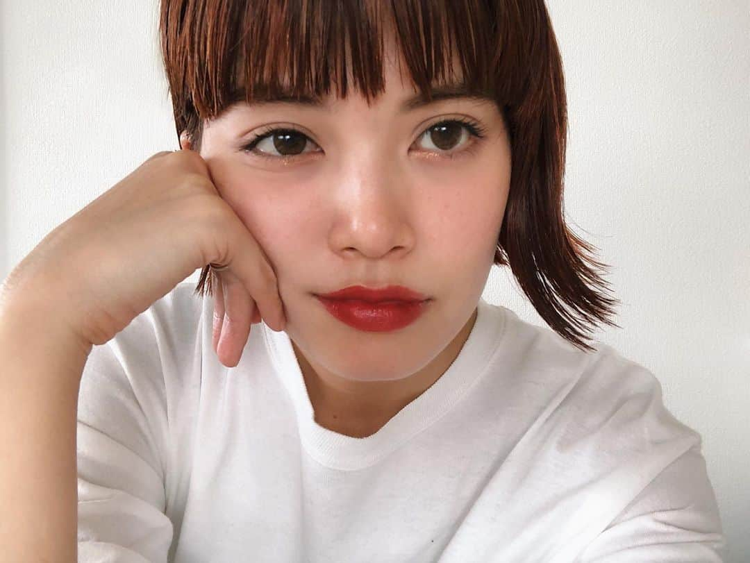 垣内彩未さんのインスタグラム写真 - (垣内彩未Instagram)「久々に赤リップ💄 @likey_beauty_  のエブリタイム。 目元にキラッと @whomeeigari のウィンクファイブアイシャドウ jupiter。 (11月発売の限定アイテム)  そして @acorde_colorcontact の カラーコンタクトも装着。 シアーグロウの ハニーブラウン🍯  コンタクト×赤リップ 強くなりすぎるかなと思ったけれど コンタクト自体が かなり自然なので 問題なく楽しめましたっ🕺✊🏻 #アコルデ」10月21日 12時26分 - kakiuchiayami