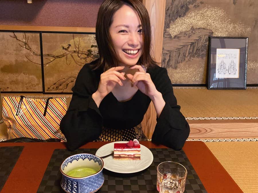 寺田有希さんのインスタグラム写真 - (寺田有希Instagram)「高野山でめーっちゃ美味しいケーキが食べれること、知ってました🤭🍰？？ ・ ・ フランスでも賞を獲得したことがある林シェフのお店『パティスリー　モンプリュ』。ここのケーキが、西室院っていうお寺の喫茶室(@koubou2466 )で食べれるんだよー！！！ https://montplus.com/ ・ ・ 結構、ビックリよね🤭 ・ ・ 高野山ってさ、お茶屋さんとか少ないのよね お店少なくて困るのよ… 何回も来てるけど、毎度困る。笑笑 ・ ・ そんな時にいいよねー ここはお寺だからもちろんお庭も綺麗だし、そしてお寺らしくお抹茶も立ててくれる！ ・ ・ 私、正直甘いもの苦手で…笑 ケーキとか注文したの何年振り！！？？みたいな感じやけど、ついつい注文して、食べてみたら… ・ ・ 美味しかった😳✨ ちゃんと一つ食べれた😳✨ ・ ・ 西室院は『女人堂』に向かう途中にあるし、すぐ近くにバス停もあって『奥の院』まで行ってくれるから、本当に途中休憩にいいよー ・ ・ 『すごい！！！！！』 と思った結果、ちゃんと宣伝してもうたな。笑 ・ ・ 高野山観光に行く方は是非ご参考に！ ・ ・ 【高野山から平和を祈る3日間】 world peace gathering in koyasan 2019 #wpgkoyasan https://wpg-koyasan.com ・ ・ #高野山 #koyasan #西室院 #パティスリーモンプリュ #おすすめ #寺田有希 #teradayuki」10月21日 12時27分 - terada_yuki