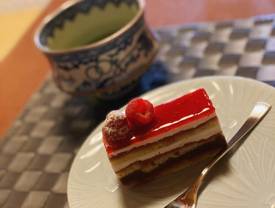 寺田有希さんのインスタグラム写真 - (寺田有希Instagram)「高野山でめーっちゃ美味しいケーキが食べれること、知ってました🤭🍰？？ ・ ・ フランスでも賞を獲得したことがある林シェフのお店『パティスリー　モンプリュ』。ここのケーキが、西室院っていうお寺の喫茶室(@koubou2466 )で食べれるんだよー！！！ https://montplus.com/ ・ ・ 結構、ビックリよね🤭 ・ ・ 高野山ってさ、お茶屋さんとか少ないのよね お店少なくて困るのよ… 何回も来てるけど、毎度困る。笑笑 ・ ・ そんな時にいいよねー ここはお寺だからもちろんお庭も綺麗だし、そしてお寺らしくお抹茶も立ててくれる！ ・ ・ 私、正直甘いもの苦手で…笑 ケーキとか注文したの何年振り！！？？みたいな感じやけど、ついつい注文して、食べてみたら… ・ ・ 美味しかった😳✨ ちゃんと一つ食べれた😳✨ ・ ・ 西室院は『女人堂』に向かう途中にあるし、すぐ近くにバス停もあって『奥の院』まで行ってくれるから、本当に途中休憩にいいよー ・ ・ 『すごい！！！！！』 と思った結果、ちゃんと宣伝してもうたな。笑 ・ ・ 高野山観光に行く方は是非ご参考に！ ・ ・ 【高野山から平和を祈る3日間】 world peace gathering in koyasan 2019 #wpgkoyasan https://wpg-koyasan.com ・ ・ #高野山 #koyasan #西室院 #パティスリーモンプリュ #おすすめ #寺田有希 #teradayuki」10月21日 12時27分 - terada_yuki