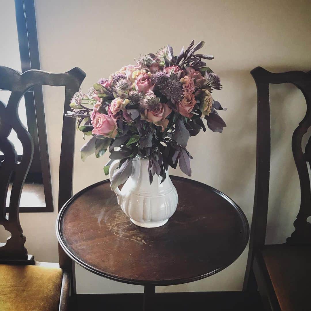 畑野ひろ子のインスタグラム：「秋になるとアンティークカラーを飾りたくなります。  #flower #flowers #dinning #willgarden」