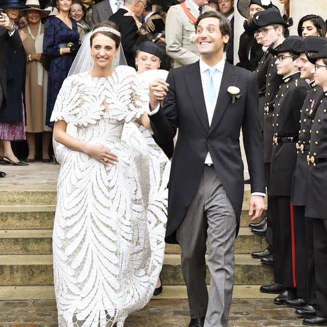 25ansウエディングさんのインスタグラム写真 - (25ansウエディングInstagram)「フランス皇帝ナポレオン・ボナパルトの子孫、ジャン=クリストフ・ナポレオンとオーストリア皇帝フランツ1世の子孫、オリンピア・アルコツィネベルグ伯爵夫人が結婚🤵💒👰 ・ エレガントなドレスは、#オスカーデラレンタ 💕 ・ ベアトリス王女も出席した #ロイヤルウエディング の様子はオンラインで👆 ・ Photo : getty Images  @25answedding @25answeddingbrides #25answedding #25ansウエディング #royalwedding #wedding #bridal」10月21日 18時14分 - 25answedding