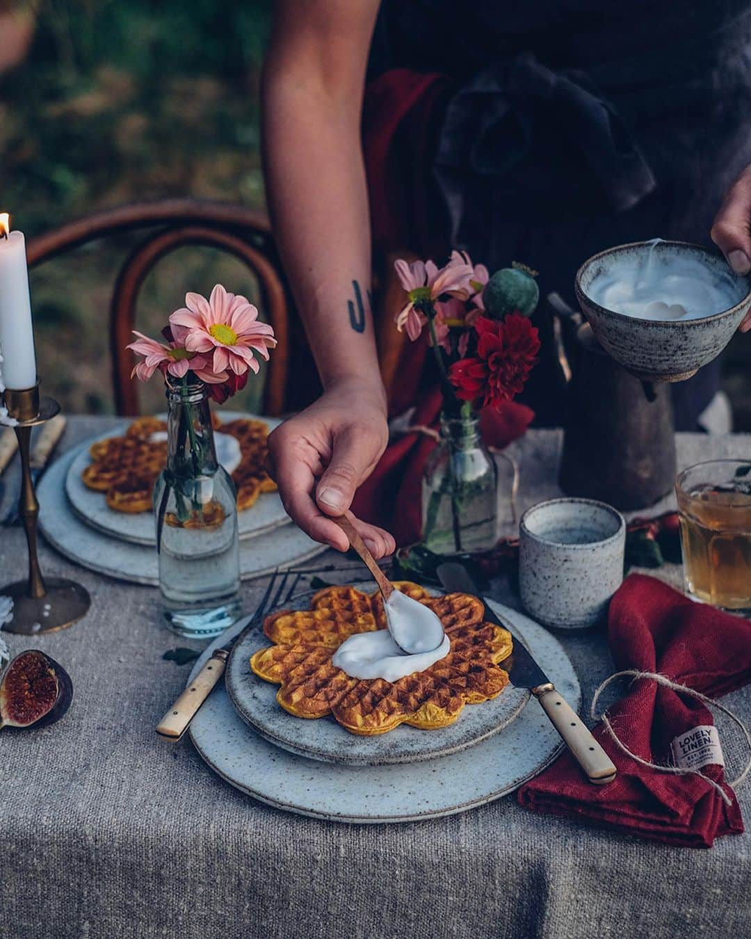 Our Food Storiesさんのインスタグラム写真 - (Our Food StoriesInstagram)「Let‘s start this week with the most delicious gluten-free pumpkin waffles 😋 Get the recipe on the blog, link is in profile. Happy Monday guys! #ourfoodstories  ____ #glutenfri #glutenfreerecipe #glutenfreewaffles #pumpkinrecipes #autumnvibes #gatheringslikethese #momentslikethese #tabledecoration #tabledecor #fellowmag #foodphotographer #foodstylist #germanfoodblogger #tablelinens #simplejoys #countrysideliving #countrysidelife」10月21日 18時18分 - _foodstories_