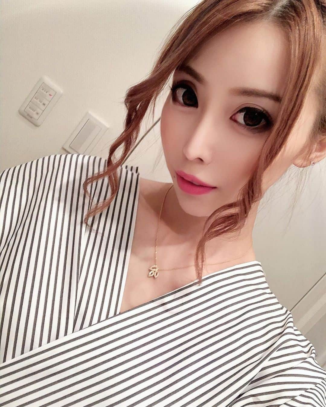 高橋沙弥華のインスタグラム：「これもセットアップ❤ @lapin_officialsite 韓国服好き💓  トップス2種類あったけど、こっちにした🙆  こうゆう形のボトム苦手だったけど、楽ちんすぎて選んで良かった😆  4枚目はアピールする🐖ちゃん💕  #セットアップ #コーディネート #韓国 #プチプラ #コスパ最高 #きれいめコーデ  #きれいめファッション」