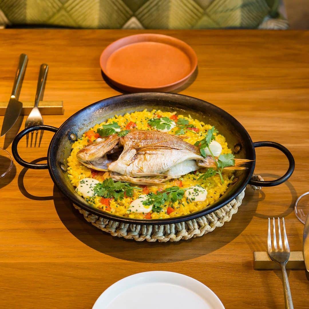 Hanako公式さんのインスタグラム写真 - (Hanako公式Instagram)「星付きシェフ考案のスペイン料理🥘🇪🇸 . 世界の名だたるレストランをプロデュースしてきたミシュランシェフ、デイビッド・マイヤー氏によるブランド〈ADRIFT by David Myers〉。スペイン料理をデイビッド流に解釈し、オリジナリティのある料理に。鮮度抜群の素材で作る「八幡浜シーフードパエリア」など、新鮮な魚介類を贅沢に使った料理が楽しめます。﻿ ﻿ ＼Hanakogram投稿募集中です！／ 今回のお題は「#丸の内ごはん」「#大手町ごはん」。あなたが丸の内、大手町で印象に残ったとっておきのごはんは何ですか？﻿ ﻿ 📌参加方法﻿ STEP1：丸の内ごはん、大手町ごはんに合う写真に「#Hanakogram」と「#丸の内ごはん」 or 「#大手町ごはん」を付けてInstagramへ投稿。﻿ STEP2：Hanako編集部が投稿を審査します。﻿ STEP3：Hanako賞に選ばれた投稿（5名）は、Hanako公式Instagramで紹介いたします。﻿ ﻿ 📌期間は9/28～10/27。Hanako賞に選ばれた方5名と佳作の15名には【丸の内で使えるスペシャルクーポン10,000円分】をプレゼント😚🎉﻿ ﻿ みなさまの投稿、お待ちしております！﻿ ﻿ #Hanako #Hanako_magazine #銀座 #日本橋 #日比谷 #丸の内 #大手町 #東銀座 #銀座ランチ #東京カフェ #日比谷カフェ #日比谷ランチ #銀座カフェ #銀ブラ #銀座グルメ #日本橋カフェ #日本橋ランチ #丸の内ランチ #丸の内カフェ #カフェ巡り #東京グルメ #ホテルスイーツ #ginza #tokyo #ADRIFTbyDavidMyers #photoby_chihirooshima」10月21日 13時13分 - hanako_magazine