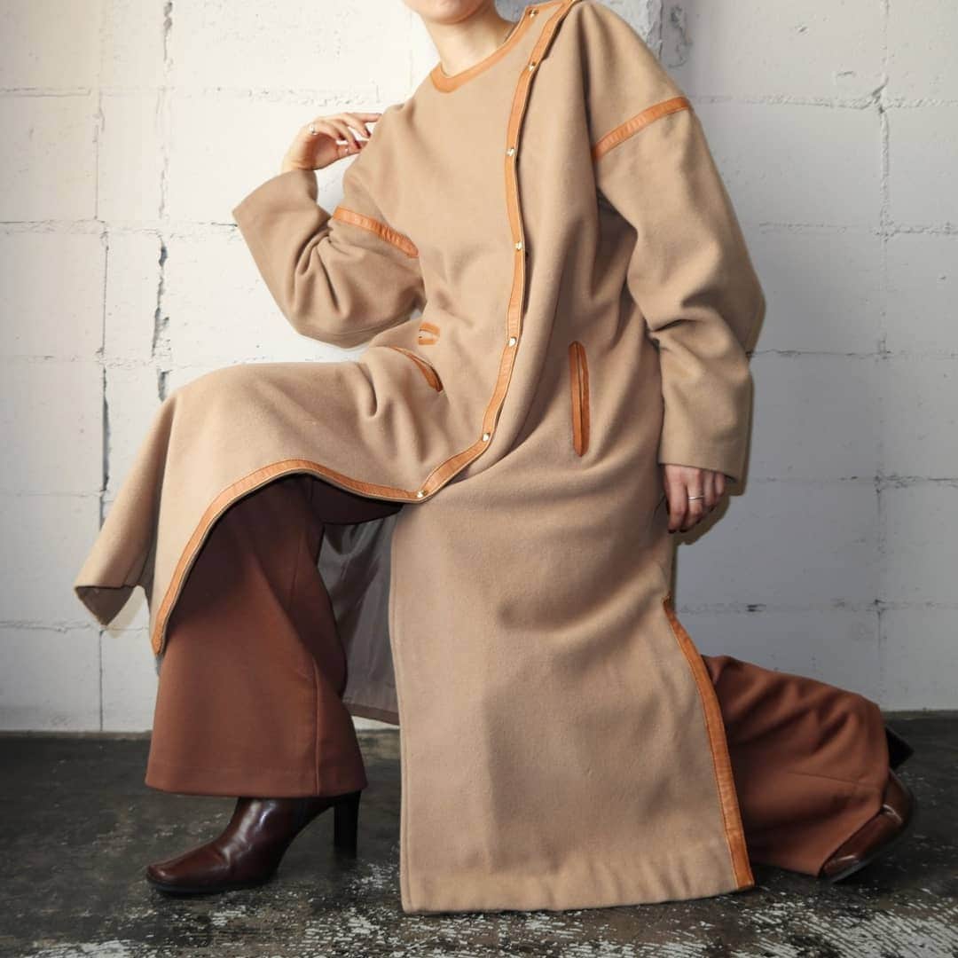 吉祥寺 古着屋 Orfeoのインスタグラム：「Roberta di Camerino  Collarless Asymmetric Coat  #orfeo #kichijoji #tokyo #vintage #used #fashion #coordinate #outfit #オルフェオ #吉祥寺 #東京 #古着 #古着屋 #ヴィンテージ #ユーズド #ファッション #コーディネート  掲載商品のお問い合わせはメールにて承っております。コメント、DMでのお問い合わせは受け付けておりませんのでご了承ください。」