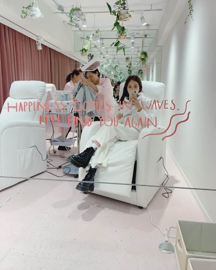 Lilmeのインスタグラム：「@queens_laundry 🧖🏻‍♀️🌹✨ まきこさんのお店でエステ〜🌙 店内が綺麗でカフェみたいにオシャレ！😍@makiko_imaizumi」