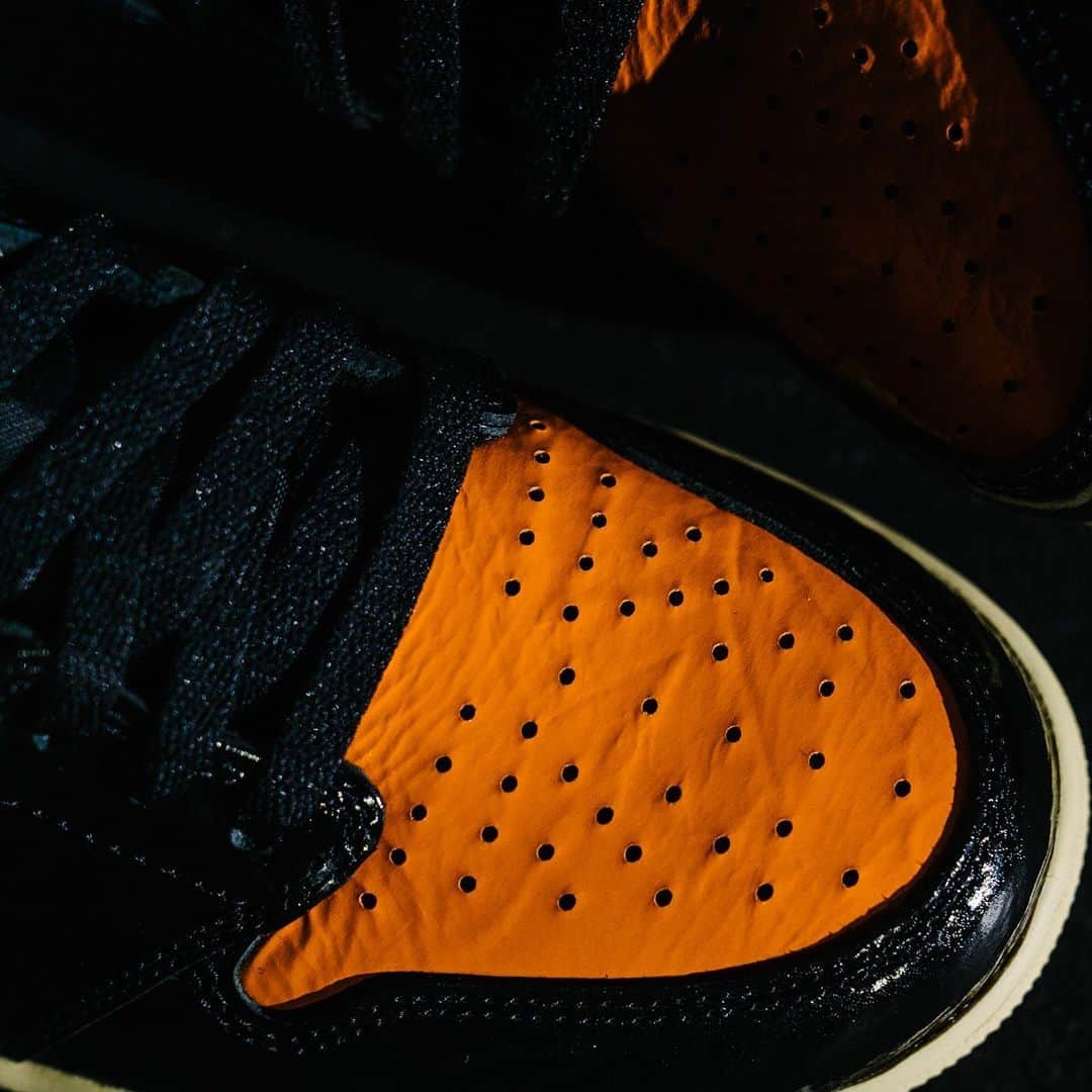 HYPEBEASTさんのインスタグラム写真 - (HYPEBEASTInstagram)「@hypebeastkicks: Take a detailed look at the upcoming Air Jordan 1 Retro High OG “Black/Orange.” Dressed in a crinkled patent leather material, the shoe has long been rumored as the “Shattered Backboard 3.0,” and will surely be a favorite for Jordan heads this season. Cop a pair for $160 USD when it drops on October 26. ⁠⠀ Photo: Eddie Lee/HYPEBEAST」10月21日 13時30分 - hypebeast