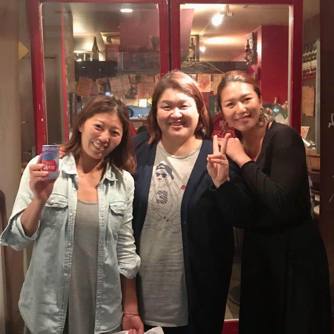 宮川紗麻亜さんのインスタグラム写真 - (宮川紗麻亜Instagram)「🌻 先日、只見町のビーチバレーイベントでお世話になったシズさんがこっちに来たので〜 みゆきと集合しました☺️ 色んな話で盛り上がり楽しかった〜🎶 次会えるのはいつかな〜⁉️ ✴︎ 美味しいトマトジュースもお土産で持ってきて下さったので、更にテンション上がりました🍅 シズさん、ありがとうございました💕 #食 #トマトジュース #只見町  #beachvolleyball #ビーチバレー #👙#snowvolleyball #スノーバレー #☃️」10月21日 13時25分 - sunflower__summer