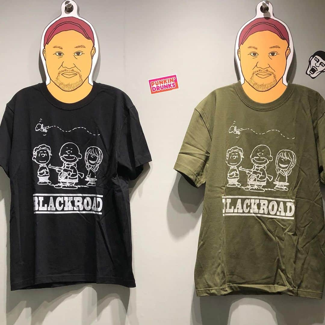 丸山ゴンザレスのインスタグラム：「‪海外ブラックロードTシャツが突如として販売開始です。真ん中の銃持ってるのが俺です。‬」
