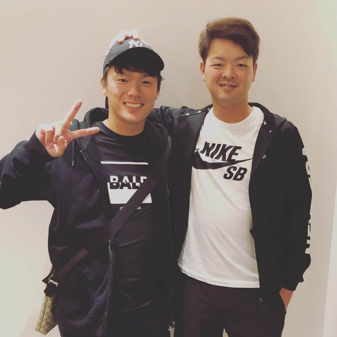 黒木優太さんのインスタグラム写真 - (黒木優太Instagram)「由伸JAPAN頑張れ会。 間違えて仲良さそうに写真撮っちゃった笑 今日から1ヶ月間頑張ってきてねー。 めっちゃ応援してるよー。 背番号変わる話今朝知ったよー。  僕もリハビリ順調にきているので来シーズンの後半くらいには皆さんに元気な姿を見せられたらな、と思っています。少し時間はかかりますが応援よろしくお願いします😊  #オリックス　#山本由伸　#黒木優太 #侍　#プレミア12　#頑張れ　#背番号変わるの事後報告　#完全アウト　#お仕置き確定」10月21日 13時29分 - yk.1608