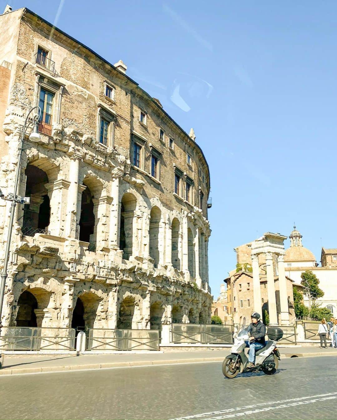 林弓束さんのインスタグラム写真 - (林弓束Instagram)「. ローマの休日でオードリーヘップバーンがジェラートを食べてた #スペイン広場 も行きました💓 . スペイン広場の前には馬車がたくさんいて可愛かったです🐴 . #トレヴィの泉 でコインも投げました♥️ 一枚投げて入るとイタリアにまた来れるってことで一枚投げました👏 . ローマは歩いてるだけで至る所にすごい建造物がたくさんあって建造物みてるだけで楽しい✨ あと広場が沢山あるんだけどどこも素敵でした♥️ . . . #イタリア旅行  #新婚旅行　#ハネムーン　#イタリア  #ローマ　#ヨーロッパ　#yzktrip」10月21日 13時34分 - hayashiyuzuka