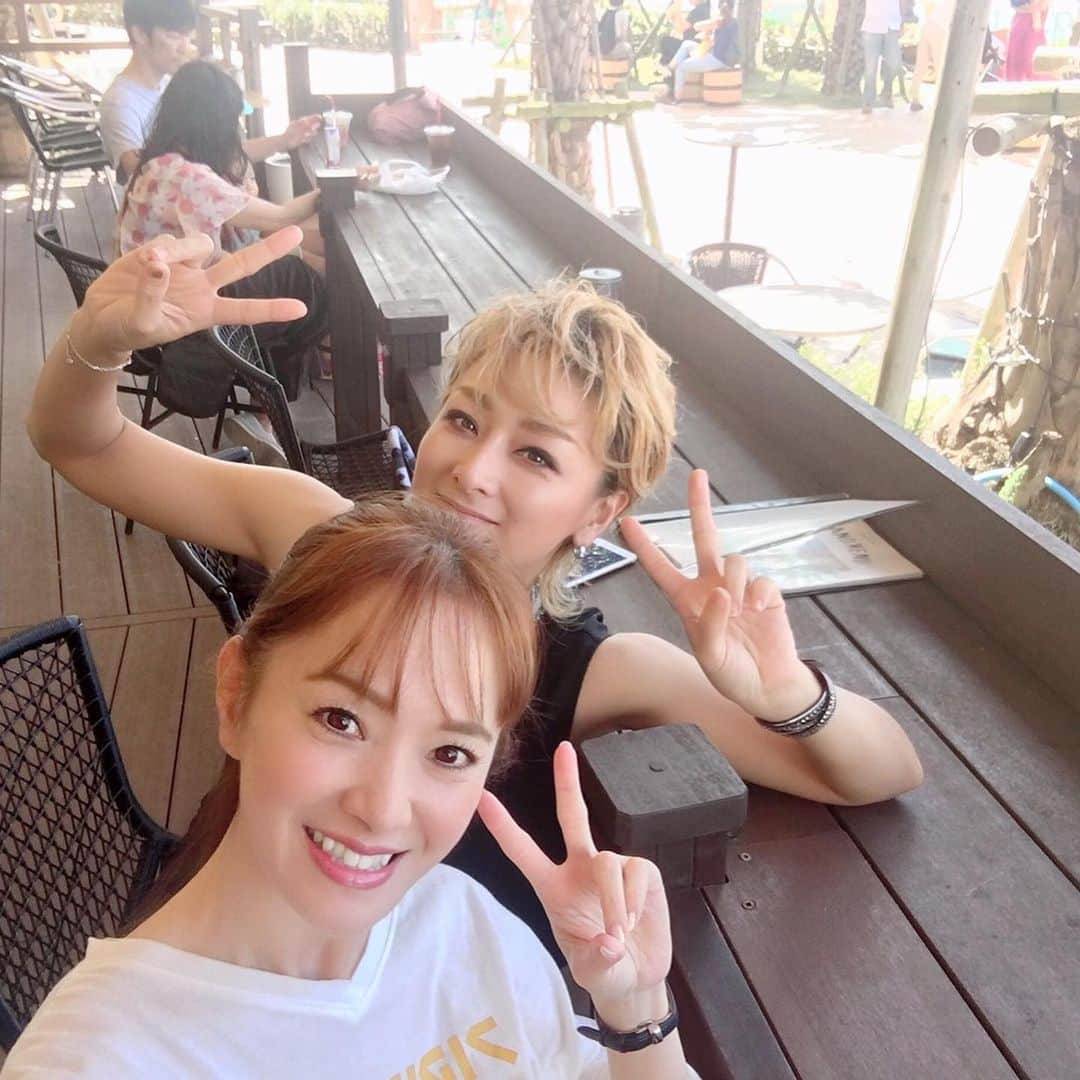 綺華れいさんのインスタグラム写真 - (綺華れいInstagram)「‎沖縄ラストデイ🏝 ‎ビーチ沿いのカフェにて♡ ‎つかの間の沖縄満喫中٩(ˊᗜˋ*)و✨  #綺華れい #美乃杏花 #ロワジールホテル那覇  #ディナーショー終了 #ラストデイ #つかの間バカンス #宝塚OG #宝塚歌劇団 #タカラジェンヌ #美魔女コンテスト #WEB賞受賞 #ジュエリーバッグ #ジュエリーバッグ認定講師」10月21日 13時35分 - rei_ayaka