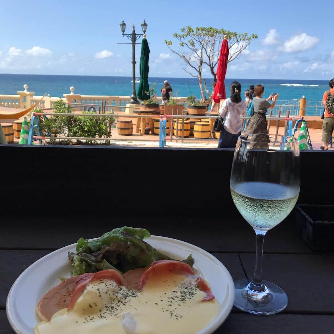 綺華れいさんのインスタグラム写真 - (綺華れいInstagram)「‎沖縄ラストデイ🏝 ‎ビーチ沿いのカフェにて♡ ‎つかの間の沖縄満喫中٩(ˊᗜˋ*)و✨  #綺華れい #美乃杏花 #ロワジールホテル那覇  #ディナーショー終了 #ラストデイ #つかの間バカンス #宝塚OG #宝塚歌劇団 #タカラジェンヌ #美魔女コンテスト #WEB賞受賞 #ジュエリーバッグ #ジュエリーバッグ認定講師」10月21日 13時35分 - rei_ayaka