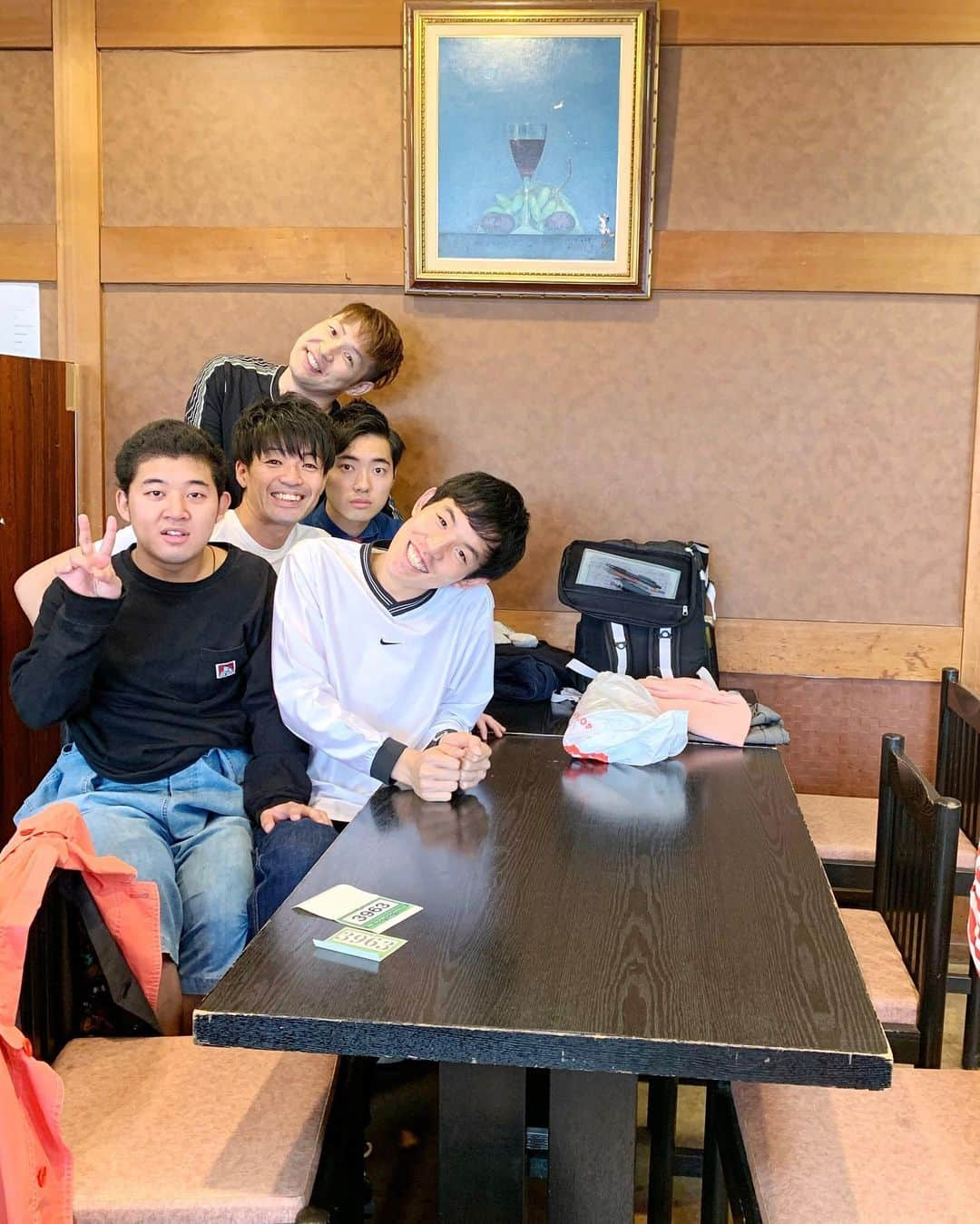 辻井亮平さんのインスタグラム写真 - (辻井亮平Instagram)「お待たせしました。テーマは【定食屋入った時の猫】です。是非店員さん目線でご覧下さい。  #一応全員 #足は地面に #つけてません #猫 #山さん」10月21日 13時35分 - aironhed_tsujii