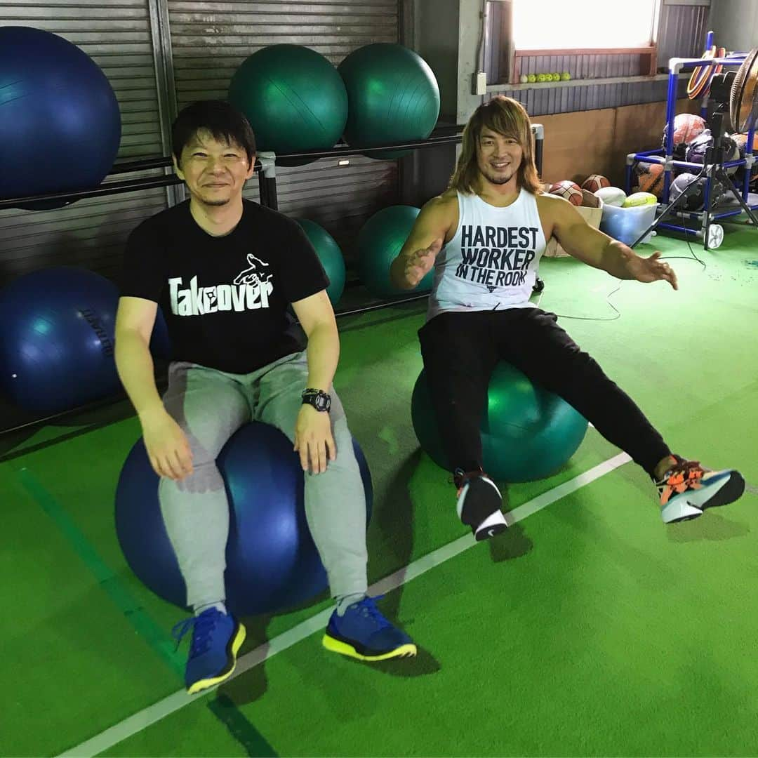 棚橋弘至さんのインスタグラム写真 - (棚橋弘至Instagram)「#秋田市 #varsityweightroom #菅野トレーナー の #アジリティートレーニング #尻トレ #バランスボール お尻痛い(￣(工)￣)」10月21日 13時36分 - hiroshi_tanahashi