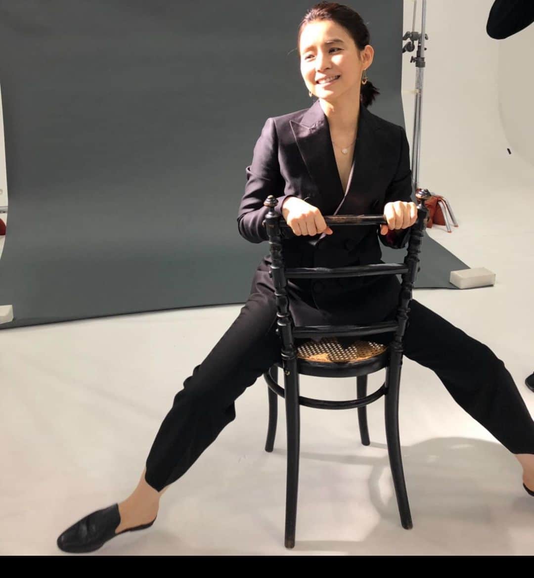 石田ゆり子さんのインスタグラム写真 - (石田ゆり子Instagram)「すてきな黒い服と 素晴らしいジュエリーの撮影。 モードな世界👀👏🏻 とても新鮮な撮影でした。 今発売中のGINZAに 出ています」10月21日 13時43分 - yuriyuri1003