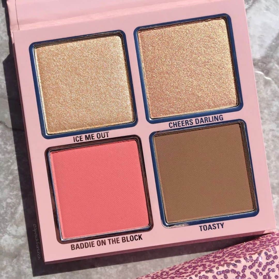 Kylie Cosmeticsさんのインスタグラム写真 - (Kylie CosmeticsInstagram)「how stunning is our ulta exclusive face palette? 💗✨ go to your local @ultabeauty to pick one up as a holiday gift or one for yourself 💋 @lipstickforlunch」10月21日 13時44分 - kyliecosmetics
