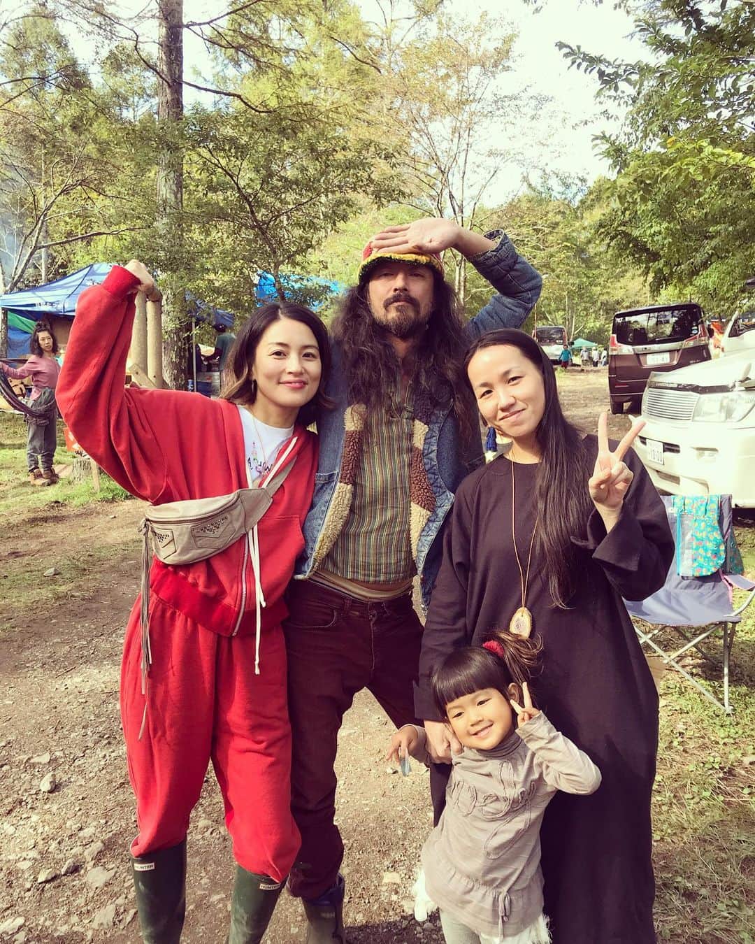 桃生亜希子のインスタグラム：「未来　@miku525 と俊介　@arigatofakkyu 君とも、かれこれ20年くらいの付き合い。 お互いのいい所とアカン所を知っていても、(笑) 尚「そんなお前が大すきだぞ！」と受け止めあえる友達って、最高だね😊❤️✨🙏 Jeremy @jeremysbar_craftbeer と服が被った😂なんのチーム？  #ありがとう　#サマサマ」
