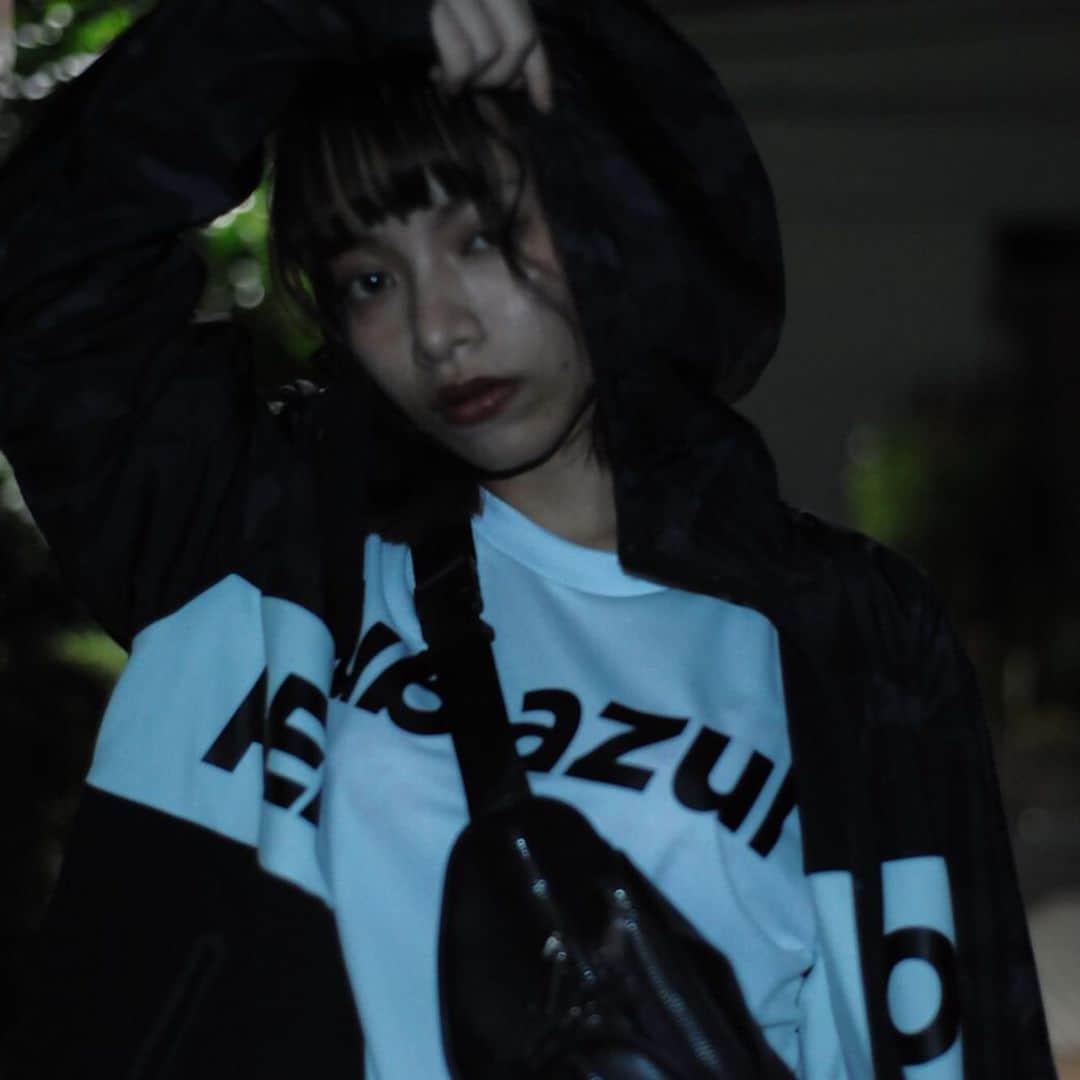 渡邊りつさんのインスタグラム写真 - (渡邊りつInstagram)「🖤⛓ Reebok×AZUL . Reebok と AZUL のコラボアイテム club_azul のTシャツとジャケット着てみた～ ！Tシャツにもジャケットにも、どかーん！とロゴが入っていて可愛い 👏🏿👏🏿👏🏿 . Tシャツは、テキスチャ感が特徴的なスパンデックス入りの素材で、デイリーはもちろん、トレーニングなどにも対応できる ✧‧˚ ジャケットは、動きやすさを追求したジャージ素材と、オリジナルカモ柄を大胆に切り替えたハイブリッドブルゾン。腰ポケット止水ファスナーなど、機能性も充実で大満足 ◎ . 着心地かなり良くて動きやすいから、めちゃくちゃお気に入りになりました ◎ お靴もReebok の #ソールフューリー 合わせたよ 💯💯💯 . @azulbymoussy_official @reebokjp #ReebokxAZUL#AZULBYMOUSSY#club_azul#giftedbyreebok#reebok」10月21日 13時49分 - w.rw.r