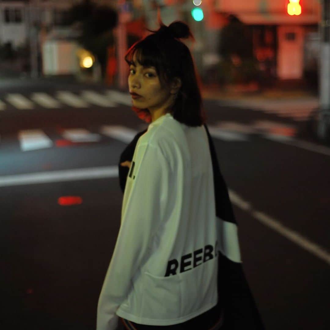 渡邊りつさんのインスタグラム写真 - (渡邊りつInstagram)「🖤⛓ Reebok×AZUL . Reebok と AZUL のコラボアイテム club_azul のTシャツとジャケット着てみた～ ！Tシャツにもジャケットにも、どかーん！とロゴが入っていて可愛い 👏🏿👏🏿👏🏿 . Tシャツは、テキスチャ感が特徴的なスパンデックス入りの素材で、デイリーはもちろん、トレーニングなどにも対応できる ✧‧˚ ジャケットは、動きやすさを追求したジャージ素材と、オリジナルカモ柄を大胆に切り替えたハイブリッドブルゾン。腰ポケット止水ファスナーなど、機能性も充実で大満足 ◎ . 着心地かなり良くて動きやすいから、めちゃくちゃお気に入りになりました ◎ お靴もReebok の #ソールフューリー 合わせたよ 💯💯💯 . @azulbymoussy_official @reebokjp #ReebokxAZUL#AZULBYMOUSSY#club_azul#giftedbyreebok#reebok」10月21日 13時49分 - w.rw.r