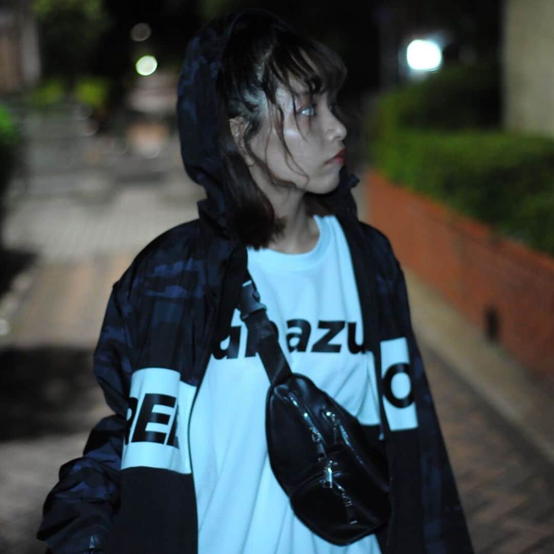 渡邊りつさんのインスタグラム写真 - (渡邊りつInstagram)「🖤⛓ Reebok×AZUL . Reebok と AZUL のコラボアイテム club_azul のTシャツとジャケット着てみた～ ！Tシャツにもジャケットにも、どかーん！とロゴが入っていて可愛い 👏🏿👏🏿👏🏿 . Tシャツは、テキスチャ感が特徴的なスパンデックス入りの素材で、デイリーはもちろん、トレーニングなどにも対応できる ✧‧˚ ジャケットは、動きやすさを追求したジャージ素材と、オリジナルカモ柄を大胆に切り替えたハイブリッドブルゾン。腰ポケット止水ファスナーなど、機能性も充実で大満足 ◎ . 着心地かなり良くて動きやすいから、めちゃくちゃお気に入りになりました ◎ お靴もReebok の #ソールフューリー 合わせたよ 💯💯💯 . @azulbymoussy_official @reebokjp #ReebokxAZUL#AZULBYMOUSSY#club_azul#giftedbyreebok#reebok」10月21日 13時49分 - w.rw.r