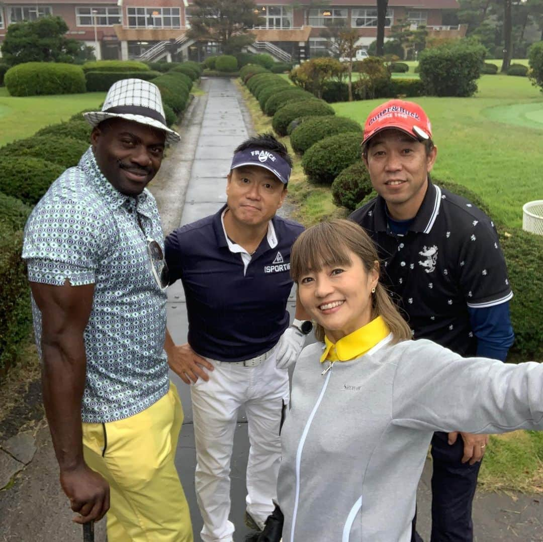 橋本志穂さんのインスタグラム写真 - (橋本志穂Instagram)「ボビー誘ってゴルフ⛳️ #スリクソン のゴルフウェア ボビーと黄色コーデ 偶然のお揃い〜 ゴル友ののっぴがメンバーのコースで初ラウンドでした」10月21日 13時49分 - shihohashimoto3