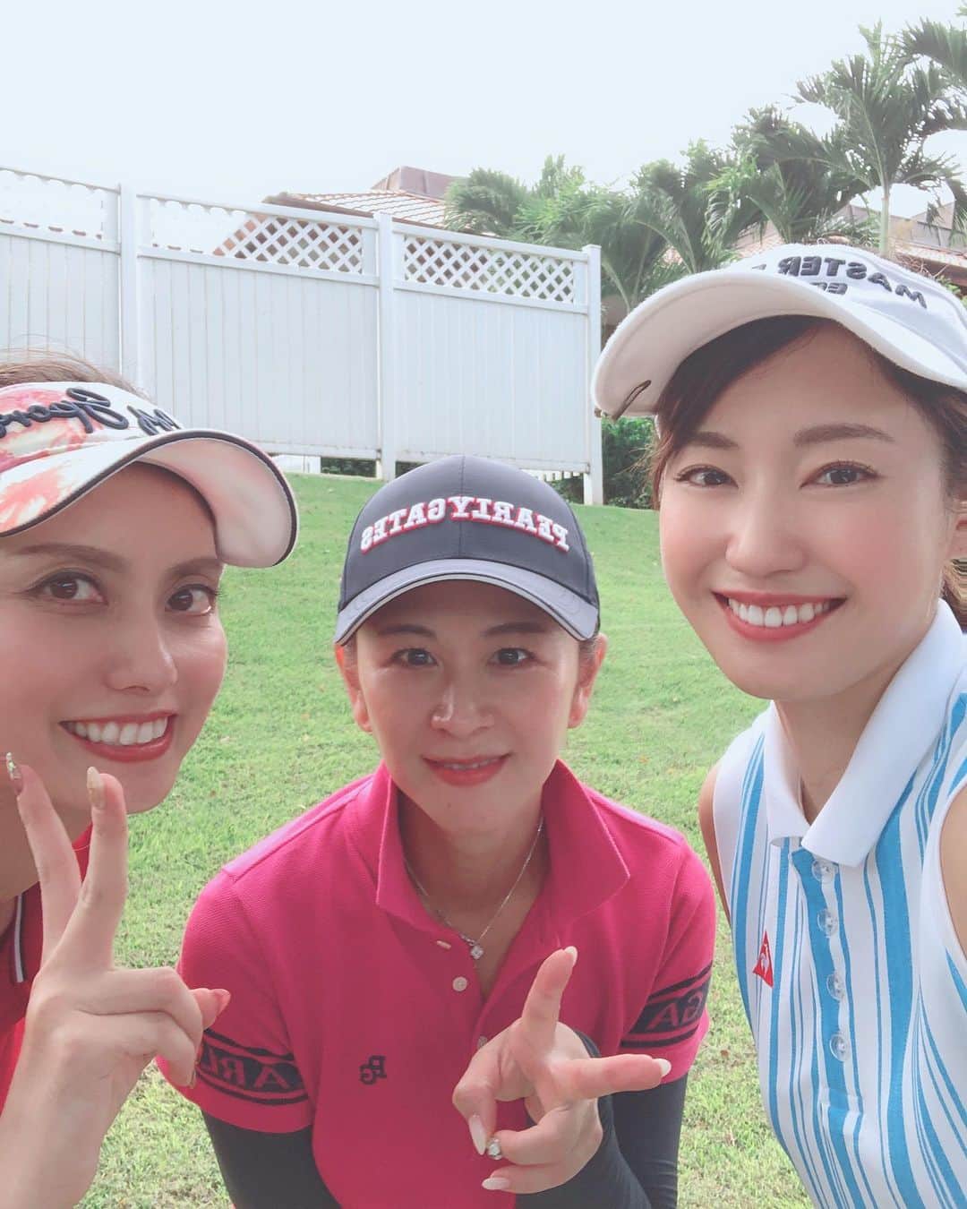 のインスタグラム：「ハワイ着いてホテルチェックインするまでホノルルカントリーで3人でラウンドしたよ😉⛳️🏌️‍♀️ホノルルのビルたちが見えてハワイゴルフだなぁと感じながら回ってました🌴🌺💕 動画を時系列で載せてるけど、天気悪くて最初は雨降ってたけど、途中からめっちゃ晴れて、風すごい強くて変わりやすい天候☀️☔️☁️ ラウンド終わりに写真撮ったのでみんな臭いって言いながら若干距離がある写真🤣 右向いてるのを直そうと気をつけてたけど、最後の方右向いてる🙄 でもすっごく楽しかった🥰💕 ・ ・ #ゴルフ #ゴルフ女子 #ハワイ #ホノルル #ホノルルカントリー #オアフ #右向いてる #golf女子 #honolulucountryclub #ハワイゴルフ #リゾートゴルフ #ゴルフ好きな人と繋がりたい」