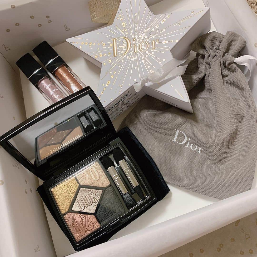 関根理紗さんのインスタグラム写真 - (関根理紗Instagram)「ホリデーアイテム達いただいたり、買ったりしたやつが家に続々と！ キラキラリップが今年はめちゃくちゃタイプなのでまた動画で紹介しまーす！ 今日の動画はそんなクリスマスコフレ、ホリデーコレクション達の動画です！ #ホリデーコレクション #クリスマスコフレ #あがる」10月21日 14時04分 - sekine.risa