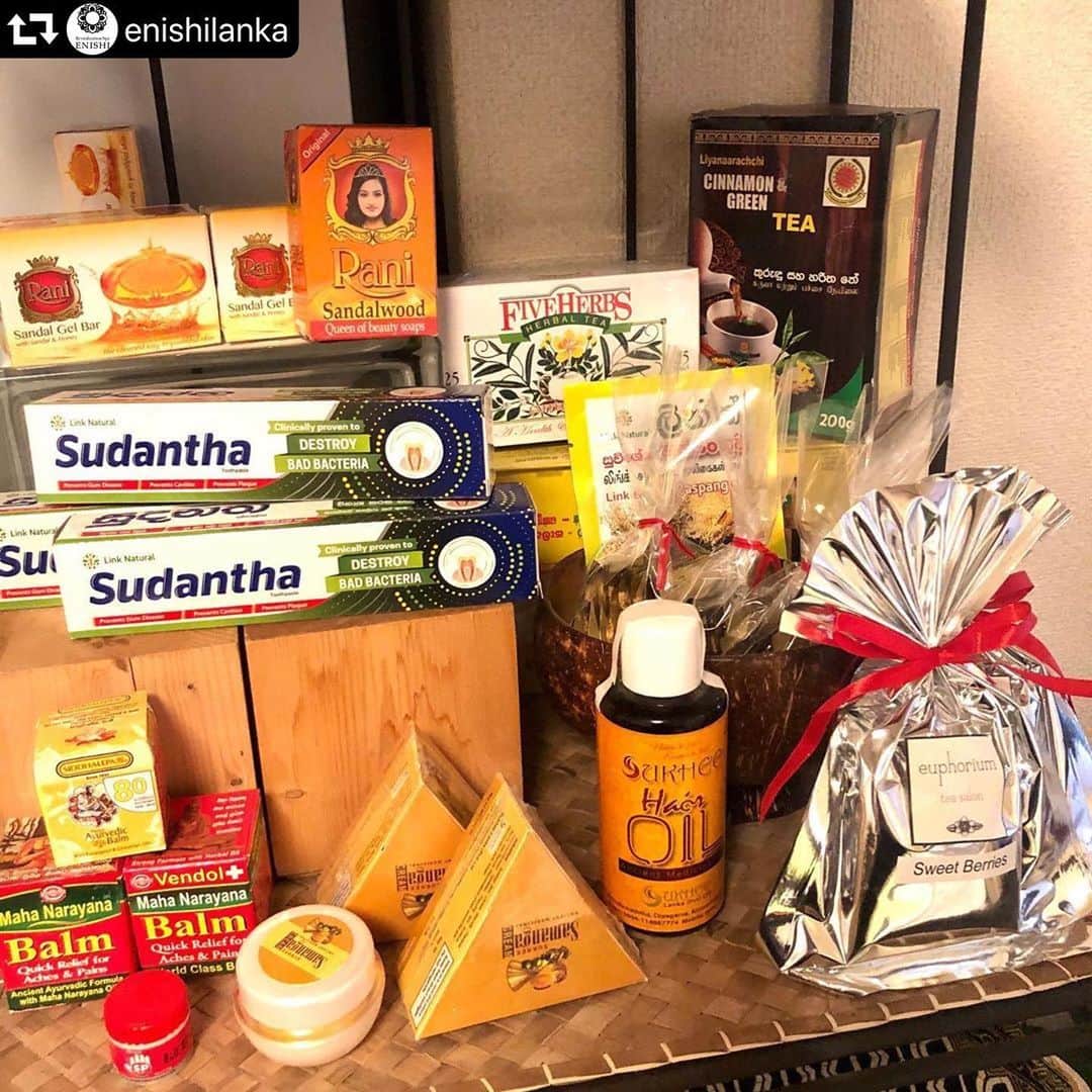 のインスタグラム：「こちらのアイテムたちは全て当店で販売されているスリランカグッズ。 もちろん私も愛用者。 私のお気に入りは歯磨き粉とギークリーム。 興味ある方は是非。  #repost @enishilanka ・・・ こんにちはENISHIです。 今回も引き続きいただいたお題目について… . 【乾燥について】 . 乾燥…これからの季節、皆さんも巷もフォーカスされますね。 ENISHIが考察している乾燥メカニズムをざっとあげてみようと思います。 . ・皮膚の外をおおうバリアにオゾンホールのように穴やムラがあり、そこから外気が侵入してきて乾燥する ・もとから潤いの成分が体内に少ない為、肌を潤すことが難しくなり乾燥する ・瘀血など、血の巡りが上手くいかず滞っているところから乾燥する ・もとから熱の要素が多く、それに対して冷やす力が弱く熱体質になり、そこに冬で生まれる体内の熱が重なり砂漠のように乾燥する ・養分を偏って使っており、潤す力まで養分を配分できずに乾燥する ・精神的な疲労により、心身の潤いを浪費してしまい乾燥する ・エアコンなど、外環境の著しい変化に自力がついていけずに乾燥する . …まだ挙げようと思えば挙げれますが、この辺で割愛します☺️ それこそ患者さんによって、乾燥という主訴ひとつでも細部違うので一概にまとめられないのが面目ないです…笑 . 様々なメカニズムがありますが、吹き出物しかり、これらを緩和するのは外部と内部両方のケアが大切ですね。 ENISHIの見解では外部：内部ケアの割合は3：7くらいです。もちろんその方の症状によりますが… . 外部ケアは傷を治すイメージ…どのようにケアするかで修復後の肌の傷跡が綺麗になりやすい。 ただ、内部の乾燥する原因が緩和されない限り、傷は作り続けられます。 . 内部と外部両方に効かせることができる…こうゆう時のアーユルヴェーダオイルほど頼もしいものはありません。 オイルなので、表面を潤すというイメージがありそうですよね。 でもアーユルヴェーダオイルがそれだけであったら、3000年も昔から人様を治すのに大切なものとならなかったはずです。 アーユルヴェーダオイルが外内部両方に働きかけてくれるのは理由があります。 . ENISHIの場合、乾燥も他の主訴に同じくオイルマッサージに加え、その方の症状に合わせて漢方、鍼灸治療も施します。…本当、その方それぞれです☺️ . あとは日々の養生ですね。 乾燥しないように、外気の空気に順応できるように、その方に合ったセルフケアをしていく。でも、これはなにも冬だけに限らず常に行っていくものです…し、1番大切なことですね。 . . いつもENISHIをお気に留めてくださり本当にありがとうございます。 . 南の国で生まれたアーユルヴェーダオイルですが、ヴァータの季節である日本の冬にもその働きを惜しみなく魅せてくれます。 だって、全体的にヴァータ性のオイルが多いですからね、アーユルヴェーダオイルって。 冬も得意です。 逆に冬使えないオイルもあるので、選定は気をつけなければです。 . よかったら、ENISHIでそのオイルの魅力に触れてみてくださいね☺️」