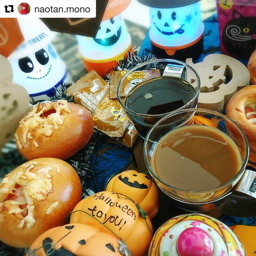 クリクラ【公式】さんのインスタグラム写真 - (クリクラ【公式】Instagram)「#Repost @naotan.mono with @get_repost ・・・ … #ハロウィン🎃👻 雑貨が可愛くて毎年欲しくなるなぁ✨ ハロウィンも#手作りパン で楽しみます😍💕 #coffee 飲みながらおしゃべりも楽しい💕 … … … … … #コーヒー #ゆったりコーヒー #ニッセンハロウィン2019 #はとっぴーハロウィン2019 #ハーゲンダッツ #やきとり日本一 #ハロウィン日本一 #rossobeanscaffe #コーヒーのスローライフ10 @crecla.official #カフィタリー #おうちコーヒー #ヤマダでハロウィン2019  #見るを素敵に #エルクの家 #シアワセなヒトトキ」10月21日 14時09分 - crecla.official