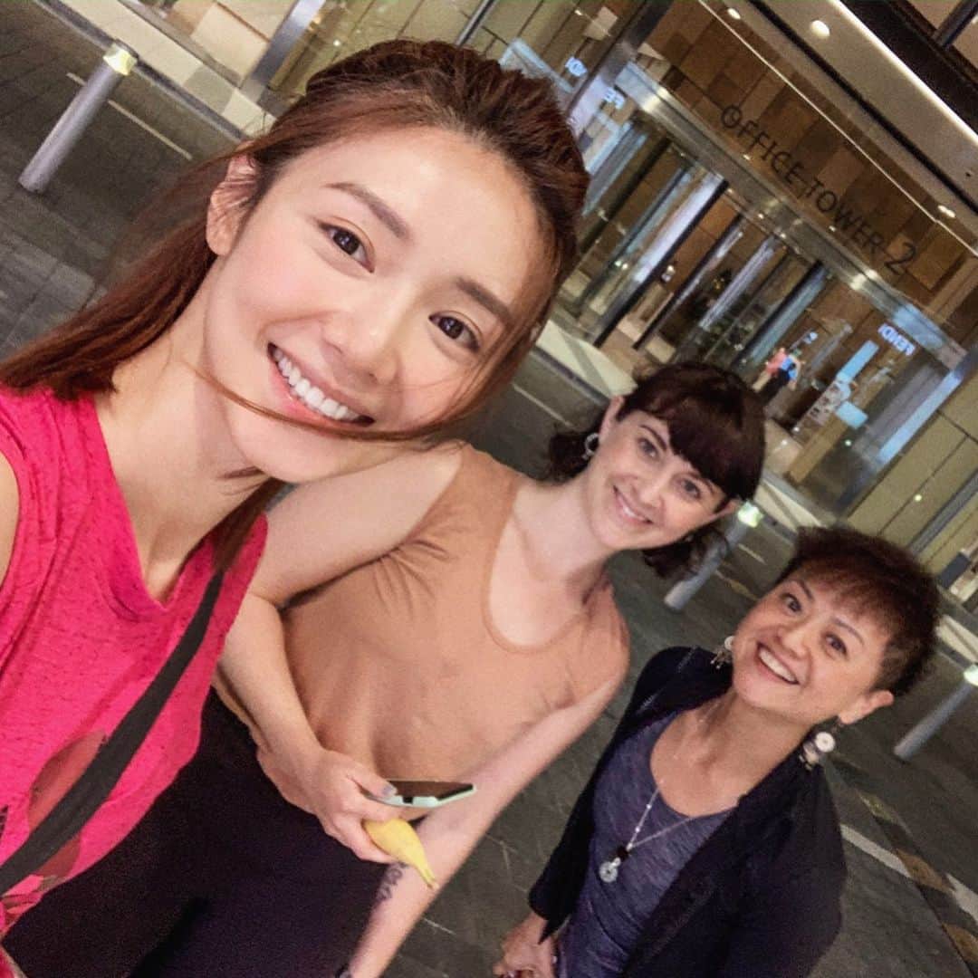 Elva Niさんのインスタグラム写真 - (Elva NiInstagram)「Time flies as we learn something new, when we keep nourishing our soul.✨ Such an amazing workshop with my Forrest Yoga family! Ana and Jose will be having an advanced teacher training in Hong Kong from Nov 2-10! Come join us for morning practices or the entire training. Will be a life changing experience 🙌🏻Aho @forrestyoga  #forrestyoga #forrestyogahk @yanyoganourish  @yoga_with_su」10月21日 14時11分 - misselvani
