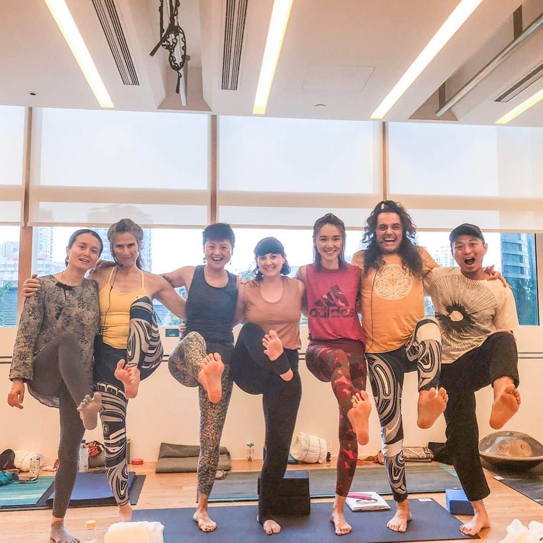 Elva Niさんのインスタグラム写真 - (Elva NiInstagram)「Time flies as we learn something new, when we keep nourishing our soul.✨ Such an amazing workshop with my Forrest Yoga family! Ana and Jose will be having an advanced teacher training in Hong Kong from Nov 2-10! Come join us for morning practices or the entire training. Will be a life changing experience 🙌🏻Aho @forrestyoga  #forrestyoga #forrestyogahk @yanyoganourish  @yoga_with_su」10月21日 14時11分 - misselvani