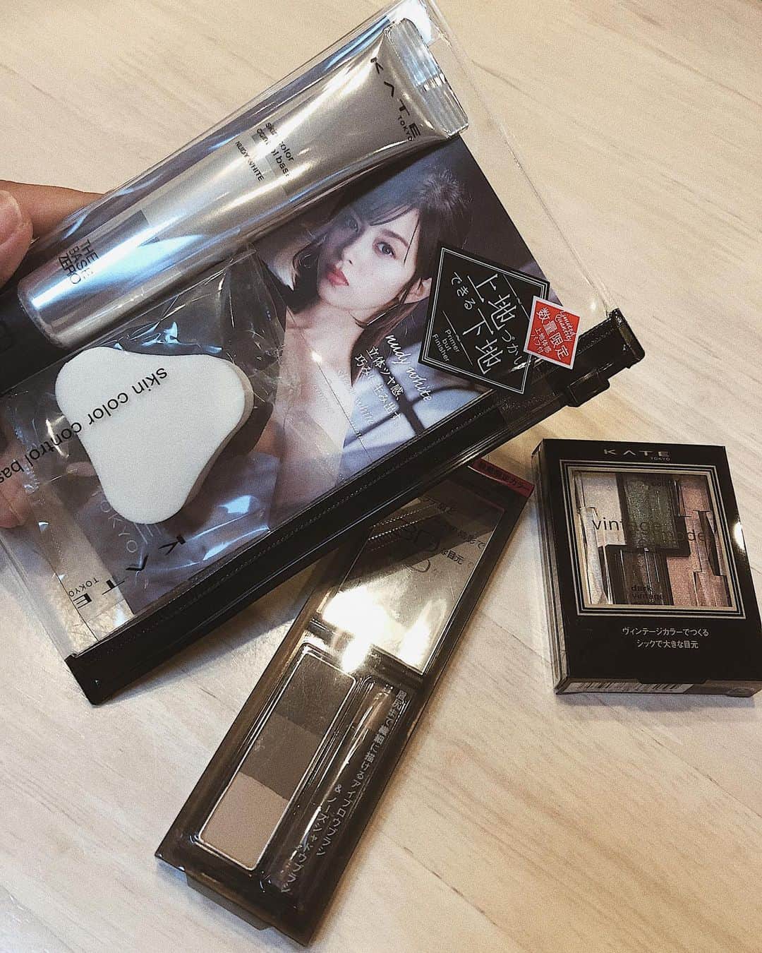 のインスタグラム：「ふらーっと薬局寄ったら @kate.tokyo.official_jp の新作出てた🥺❤️ ㅤㅤㅤㅤㅤㅤㅤㅤㅤㅤㅤㅤㅤ 大好きなグリーン系の色が多くて嬉しい！ アイブロウ使うの楽しみ🍁💗 ㅤㅤㅤㅤㅤㅤㅤㅤㅤㅤㅤㅤㅤ #instagram  #liquidlipstick  #japan  #メイク  #YouTube  #cosmetics #love #me #makeup  #fashion #メイク動画  #メイク #コスメ  #ケイト  #新作 #アイシャドウ  #kate #eyeshadow #秋コスメ #新作コスメ」