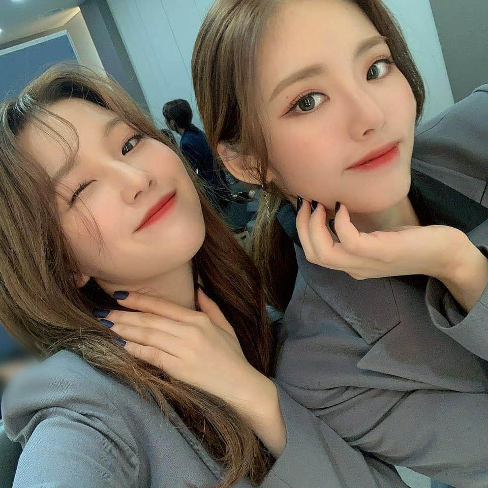 Mnetさんのインスタグラム写真 - (MnetInstagram)「⠀ 나우우🌹 ⠀ #지헌 #지원 #정장」10月21日 14時18分 - officialfromis_9