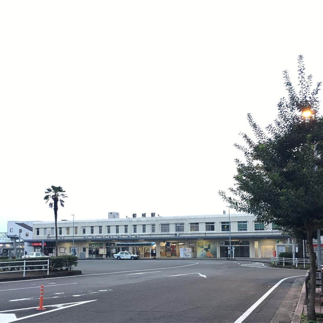 能町みね子さんのインスタグラム写真 - (能町みね子Instagram)「#よい駅 都城駅 日豊本線/ 平べったい駅はよい駅です。縦方向は要りません。横に伸びていてほしい」10月21日 14時22分 - nmcmnc