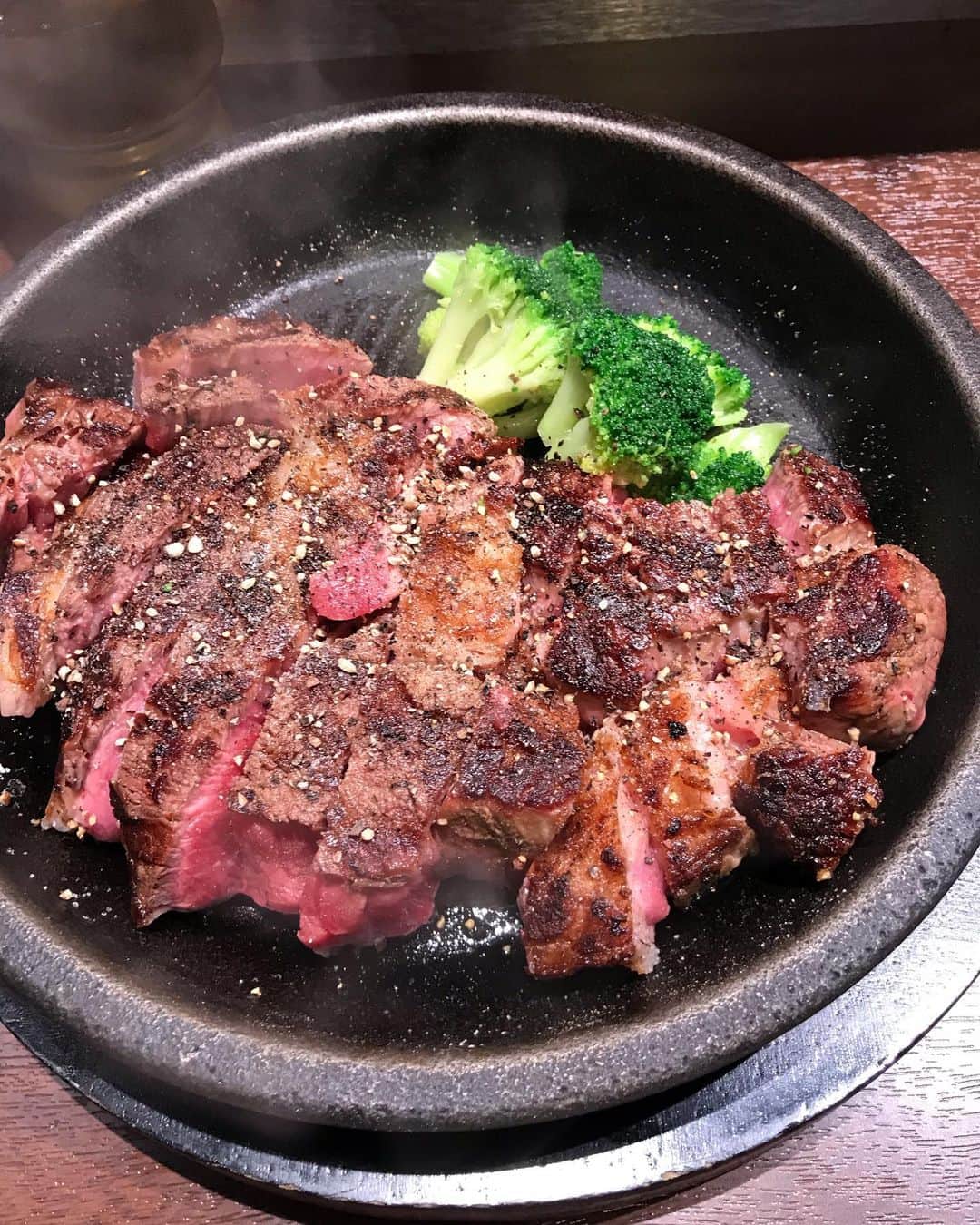 長崎峻侑さんのインスタグラム写真 - (長崎峻侑Instagram)「最近、身体が毎日赤身の肉を欲してる🍖 ということで昼はステーキ。 #いきなりステーキ #ワイルドステーキ #450グラム」10月21日 14時25分 - shunsukenagasaki