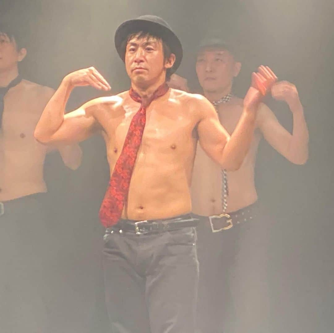 菊地浩輔さんのインスタグラム写真 - (菊地浩輔Instagram)「#dance #performance #Stage #show #entertainment #passion 汗だくになるほど踊りまくって動きまくってその熱がお客様の胸を熱くする！！ おしゃれ紳士のオクトーバーフェスト！！ 残り4日間！！ まだ観てない方はぜひ！！！ 激しく動いた後は、脚を冷やす！！！ ちーべーーーてーーーー！！」10月21日 14時35分 - okikusaaan