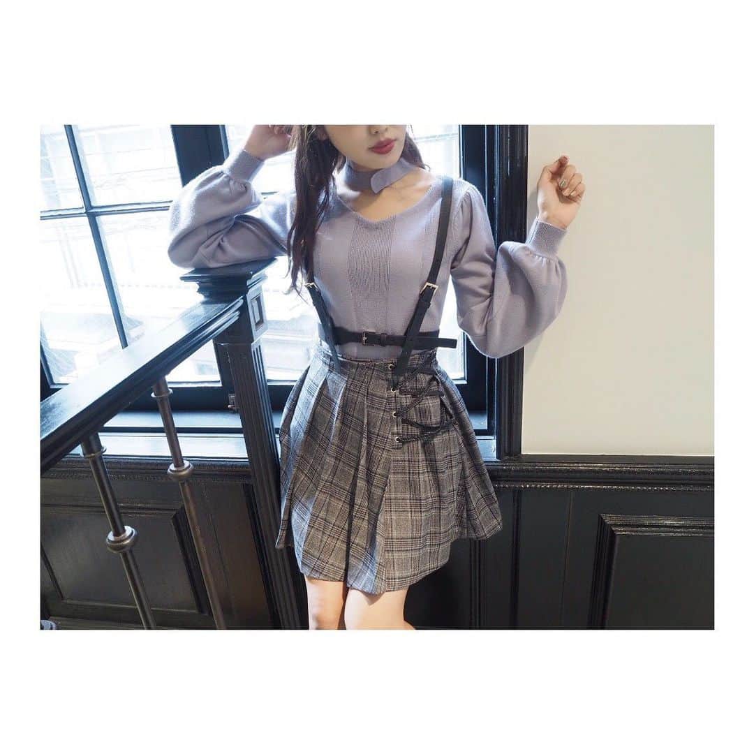 のインスタグラム：「10.21 update... #EATME #OCTOBER #NEW #ITEM #🌹 トップス、スカート➡︎発売中 ハーネス➡︎10.22再入荷予定 . TOP画面のURLからEATME WEB  STOREをCHECK💁🏻‍♀️ @eatme_japan . 2WAYハーネスベルト（ #HARNESS ） ¥6,000（+tax） COLOR🎨:BLK . ボウタイニットトップ（ #TOP ） ¥8,000（＋tax） COLOR🎨:BLU.BLK.O/WHT SIZE📐:FREE . アシンメトリープリーツスカート（ #SKIRT ） ¥9,000（＋tax） COLOR🎨:MIX.PNK.BLK SIZE📐:S.M . #EATME_CODE #eatmejapan #イートミー #fetishmode #2019aweatme #VINTAGEAFTERNOONTEA #益若つばさ #tsubasamasuwaka #fashion #japan #tokyo #harajuku #osaka #umeda #原宿 #大阪 #梅田エスト #instagood #like4like」