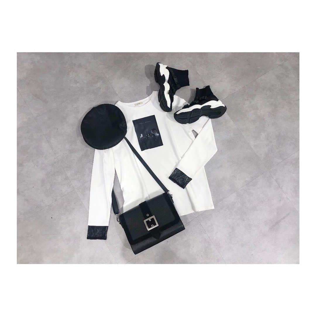 のインスタグラム：「10.21 update... #EATME #OCTOBER #WHITE #ITEM #🌹 トップス、バッグ、ブーツ➡︎発売中 ベレー帽➡︎10.25発売予定 . TOP画面のURLからEATME WEB  STOREをCHECK💁🏻‍♀️ @eatme_japan . レーススリーブグラフィックTOP（ #TOP ） ¥8,000（＋tax） COLOR🎨:O/WHT.PPL.BLK SIZE📐:FREE . エンブロイダリーベレー帽（ #BERET ） ¥5,000（+tax） COLOR🎨:BLK.MIX . ベルトラップショルダーBAG（ #BAG ） ¥12,000（＋tax） COLOR🎨:BLK.BLU.PPL . メニーベルトニットショートブーツ（ #BOOTS ） ¥13,880（+tax） COLOR🎨:BLK.O/WHT SIZE📐:S（22.5cm) M（23.5cm）、L（24.5cm） . #EATME_COLORITEM #eatmejapan #イートミー #fetishmode #2019aweatme #VINTAGEAFTERNOONTEA #益若つばさ #tsubasamasuwaka #fashion #japan #tokyo #harajuku #原宿 #梅田エスト #instagood #like4like」