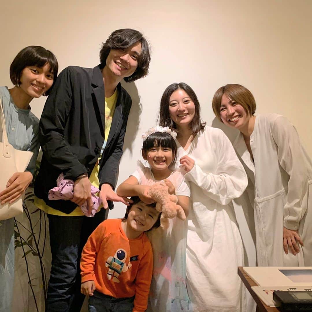 山口尚美のインスタグラム：「とってもすてきなピアニスト🎹@yokokomatsu__ さんのコンサートにお邪魔しました❣️ 美しい旋律の中、子供達が煩くしないか心の底からハラハラしましたがなんとか…なんとか持ち堪えました…。 陽子さんとゲストのパワフルシンガー @ura.cantus さんと一緒に♬ 家族でお誘い頂き、本当にありがとうございました🙇‍♀️❣️🌈 2枚目は今回陽子さんが出したアルバム「cosui」をイメージした香水！！！ @sari_kahoritotomoni さんディレクションの上品でうっとりする香りです…💐」