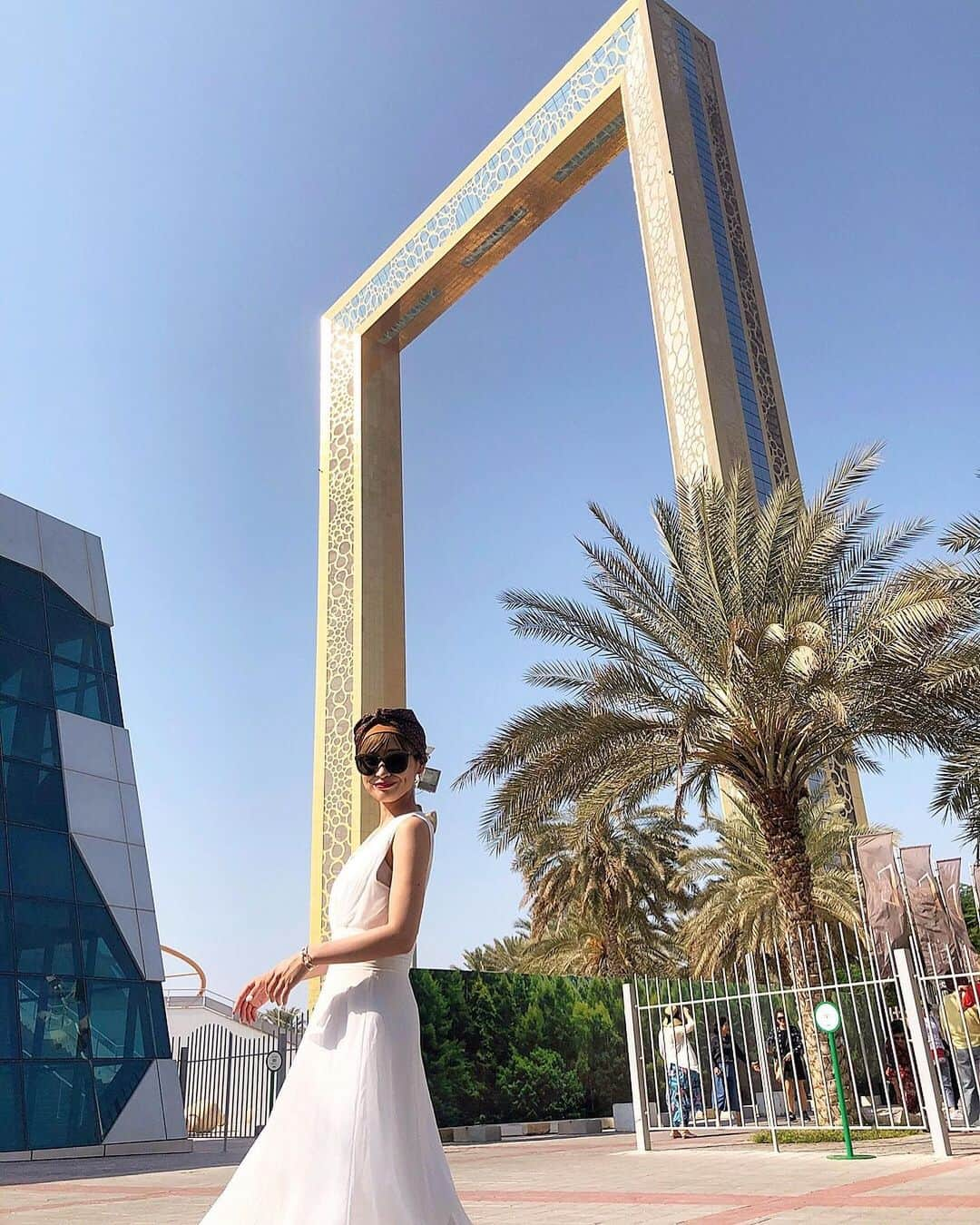 都築青空さんのインスタグラム写真 - (都築青空Instagram)「Dubai Frame 🇦🇪 . . 上まで登ったあとに、 50年後の近未来をプロジェクション (3Dみたいなやつ)で見たんだけど、 本当にロボットが動いてたり、 車が空を飛んでたり、 医療がめちゃくちゃ発展してたり… 未来はすぐそこなんだなって思って ほぉー、、ってなってた😂😂笑 . . #dubaiframe #ドバイフレーム #dubai #uae #trip #ドバイ #アラブ首長国連邦 #ドバイ旅行 #タビジョ #あおぞら旅日記」10月21日 14時53分 - aozora723