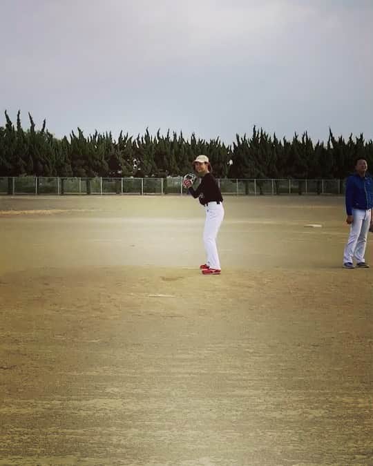 上杉あずさのインスタグラム：「. 私が監督を務めることになった草野球チームの初練習での様子。まるで #少年野球 みたいだ。 . なんだかんだ、プレーヤーとして野球は未経験の身からスタートですので、逞しいチームメイト達から優しく厳しくしごかれつつ頑張ります！！ . チーム名や活動の様子などは、また追ってご報告させて頂きます❤️とにかく本当に楽しいし、楽しみ。 #監督という名の1年生部員 #投内連携 #足遅い #野球少年感出していこう #そんなこの人もアラサーです #気持ちが大事 . #草野球 #草野球チーム #福岡 #九州 #野球部 #本気ばい #baseball #player #manager #training #fukuoka #japan #softbank #sbhawks #team #oneteam #⚾️ #🌺 #🌱🌱🌱」